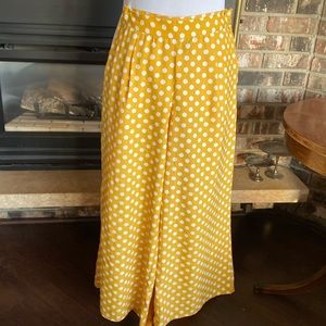 PRIMARK flowy leg polka dot capri pants. Side zipper. Front pockets. Size US 4.